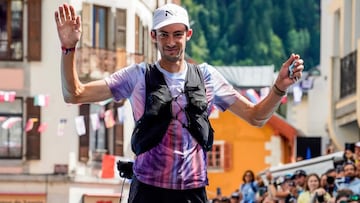 Kilian Jornet abriendo los brazos en la llegada a meta en la Ultra Trail Mont Blanc