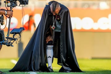 Al estilo 'Rey Arturo'. As赤 fue presentado Vidal en su presentaci車n como nuevo jugador del Colo-Colo en un Estadio Monumental lleno. Lleg車 en helic車ptero al estadio situado en Santiago de Chile para despu谷s para despu谷s cabalgar con un atuendo de rey.