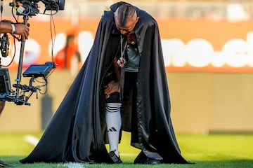 Al estilo 'Rey Arturo'. Así fue presentado Vidal en su presentación como nuevo jugador del Colo-Colo en un Estadio Monumental lleno. Llegó en helicóptero al estadio situado en Santiago de Chile para después para después cabalgar con un atuendo de rey.