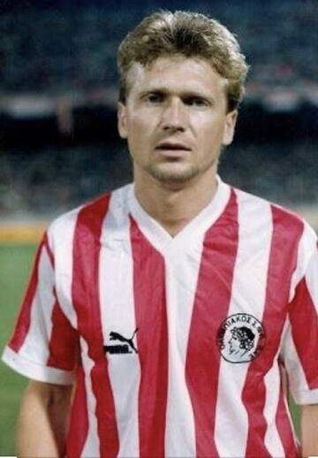 Este húngaro era una estrella con su país (varios títulos y varias veces máximo goleador) y en el 88 ganó la DFB Pokal con el Eintracht. Estos logros le llevaron a firmar por el Olympiacos y que los griegos pagasen casi nueve millones de euros por un futbolista que en el 90 mandaron al Bolonia.