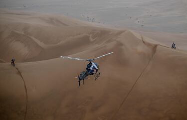 El piloto de motos australiano Toby Price (izquierda) y el piloto argentino Luciano Benavides compiten durante la etapa de hoy. 