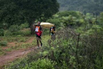 Estos dos participantes del Dusi Canoe Marathon portean una canoa durante el recorrido hasta llegar a una zona donde poder navegar con ella. Suponemos que llegar﹞n, a pesar de que en la imagen no se vea el objetivo a corto plazo.