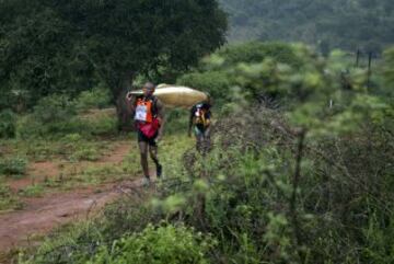 Estos dos participantes del Dusi Canoe Marathon portean una canoa durante el recorrido hasta llegar a una zona donde poder navegar con ella. Suponemos que llegar·n, a pesar de que en la imagen no se vea el objetivo a corto plazo. 