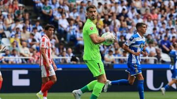 05-11-25. RUBÉN YÁÑEZ, PORTERO DEL SPORTING, EN EL PARTIDO EN RIAZOR.