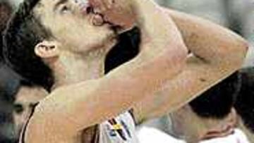 UN GUIÑO AL CIELO. Pau Gasol parece solicitar ayuda divina para derrotar hoy a Yugoslavia.