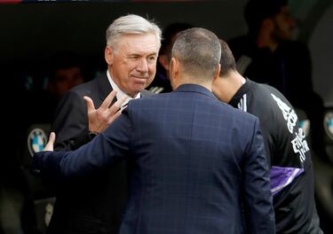 Carlo Ancelotti y Diego Martínez charlaron amistosamente antes del inicio del encuentro.