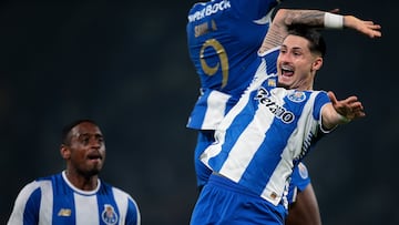 Porto (Portugal), 22/11/2025.- FC Porto player Borja Sainz (R) celebrates after scoring the 1-0 goal during the Portuguese Cup match between FC Porto and Sintrense at Dragao stadium in Porto, Portugal, 22 November 2025. EFE/EPA/MANUEL FERNANDO ARAUJO