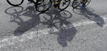 Vista del pelotón tras su salida en la duodécima etapa de la Vuelta Ciclista a España disputada entre Escaldes-Engordany (Andorra), y Lleida, con un recorrido de 173 kilómetros. 