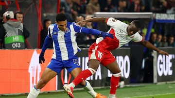 Soccer Football - UEFA Europa League - FC Utrecht v FC Porto - Stadion Galgenwaard, Utrecht, Netherlands - November 6, 2025 FC Porto's Alberto Costa in action with FC Utrecht's Yoann Cathline REUTERS/Piroschka Van De Wouw