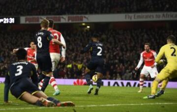 Alexis Sánchez se llevó los abrazos y los aplausos en la nueva victoria del Arsenal ante el Southampton. 