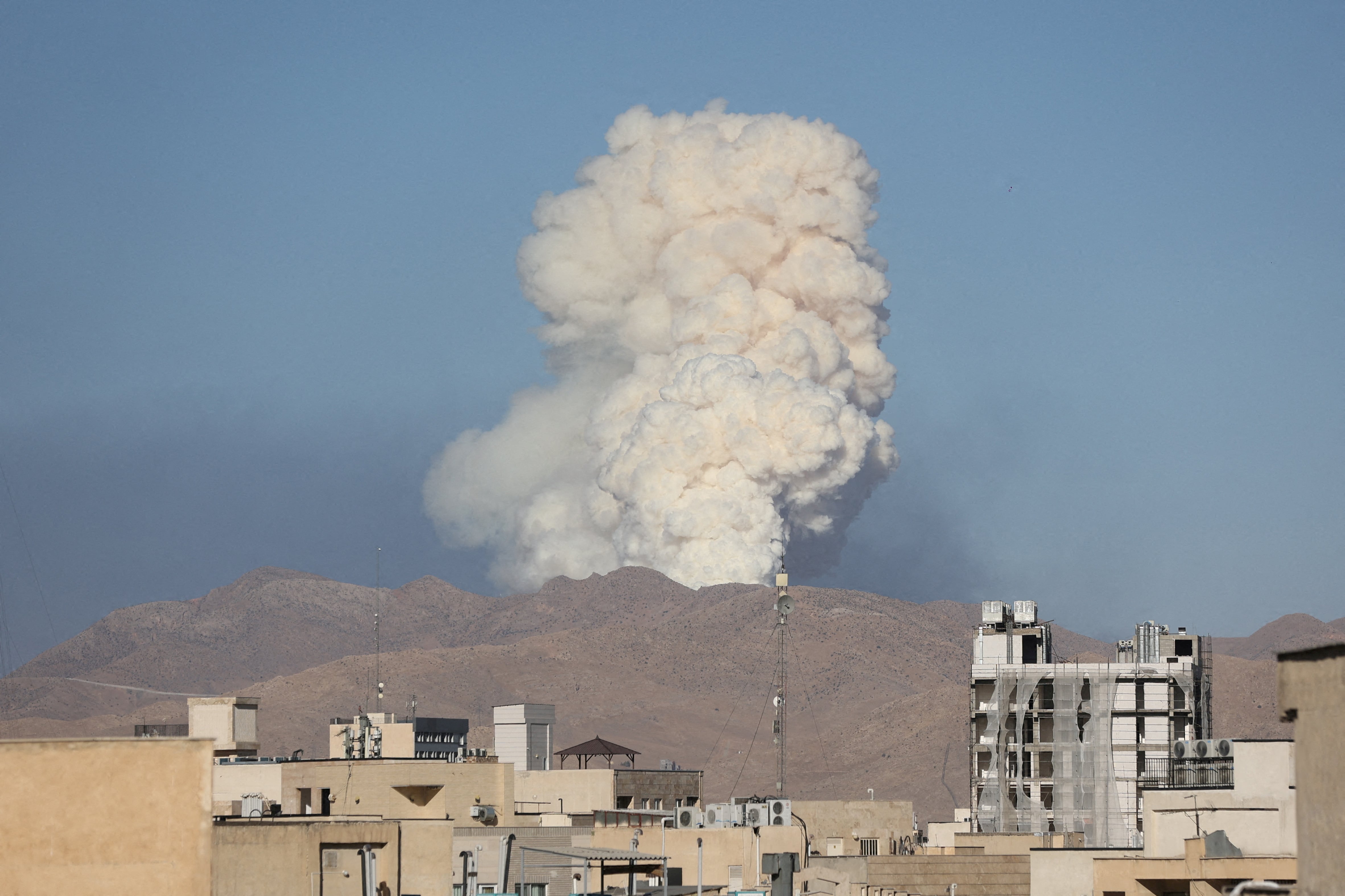 Israel bombardea Teherán con una “fuerza sin precedentes”: “Jamenei será castigado”