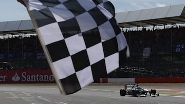 Rosberg cruza la meta del GP de Gran Bretaña 2013.