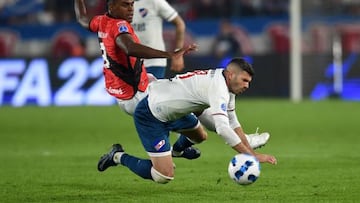 Brazil's Atletico Goianiense Wanderson (L) and Uruguay's Nacional Emmanuel Gigliotti vie for the ball during their Copa Sudamericana football tournament quarterfinals first leg match at the Gran Parque Central stadium in Montevideo, on August 2, 2022. (Photo by DANTE FERNANDEZ / AFP) (Photo by DANTE FERNANDEZ/AFP via Getty Images)