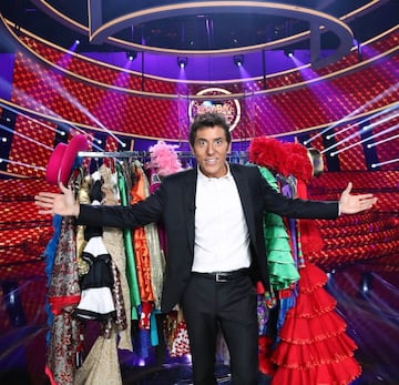 &Tu cara me suena 8* empieza hoy a las 22:00 horas en Antena 3. Compitiendo codo a codo con 'Mi El formato estar芍 presentado por Manel Fuentes. Carlos Latre, Lolita, Chenoa y ?ngel Ll角cer volver芍n a ser el jurado de este concurso que ya es un cl芍sico de nuestra televisi車n. Los cuatro ser芍n los encargados de valorar el trabajo de los concursantes y sus actuaciones. La novedad de este a?o es que Manel Fuentes no entrevistar芍 a los concursantes, todos estar芍n juntos en un mismo sitio. El inicio de esta primera gala ser芍 especial. Mar赤a Villal車n ser芍 Rosal赤a, mientras que Jos谷 Corbacho y Anabel Alonso interpretar芍n a J Balvin y El Guincho.