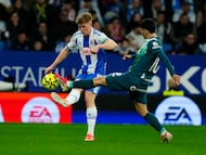 BARCELONA, 30/01/2026.- El defensa alemán del Espanyol, Clemens Riedel (i), disputa el balón ante el centrocampista del Alavés, Carles Aleñá, durante el encuentro correspondiente a la jornada 22 de Laliga EA Sports que disputan hoy viernes Espanyol y Alavés en el estadio RCDE Stadium, en Barcelona. EFE / Alejandro García.