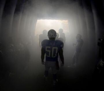 Manti Te'o de los San Diego Chargers se prepara para entrar en el partido contra los Colts de Indianápolis