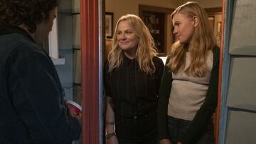 Nico Hiraga, de izquierda a derecha, Amy Poehler y Hadley Robinson aparecen en una escena de "Moxie", que debuta el miércoles en Netflix.