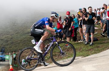 Jay Vine asciende en solitario el Collado Fancuaya en busca de su segunda victoria de etapa en la presente Vuelta 2022.