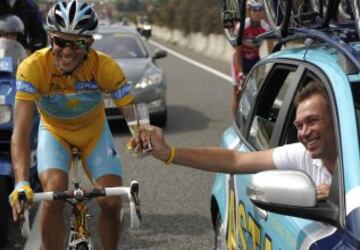 Vuelta a España de 2008. Alberto Contador brinda con Johan Bruyneel.