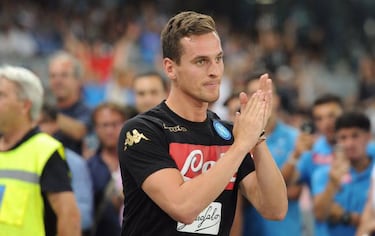 Napoli, unbeaten in 16 as superstitious president changes shirt colour