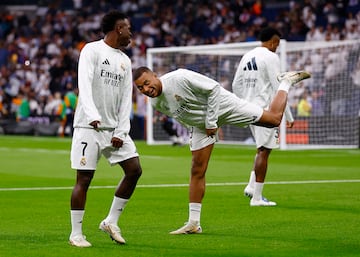 Bromas durante el calentamiento del partido entre Vinicius y Kylian Mbappé.