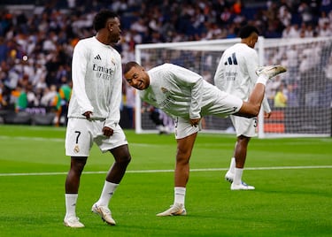 Bromas durante el calentamiento del partido entre Vinicius y Kylian Mbapp.