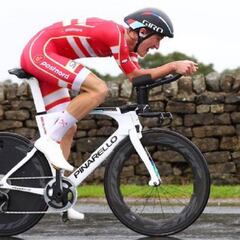 Bjerg vuela en una crono con mucha lluvia y varias caídas