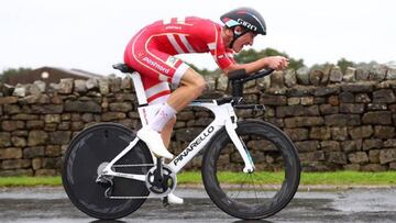 Mikkel Bjerg rueda durante la contrarreloj sub-23 en los Mundiales de Ciclismo en Ruta de Yorkshire.
