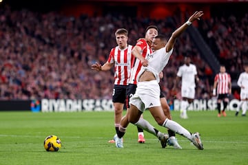 Tras revisar la jugada en el VAR, el árbitro del partido, Sánchez Martínez, no vio penalti en la acción entre Andoni Gorosabel y Kylian Mbappé en área del Athletic.