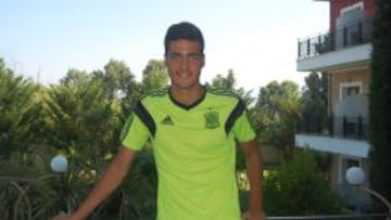 Mikel Merino posa en el hotel donde está concentrado con la Sub-19.