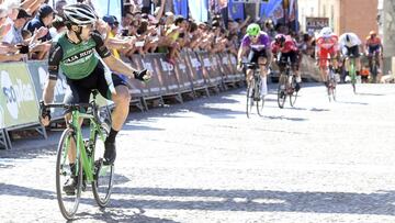Jon Aberasturi festeja su triunfo en la segunda etapa de la Vuelta a Burgos.