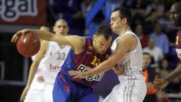 <b>DE VUELTA. </b>Jasikevicius protege el balón de la amenaza de Karsten.