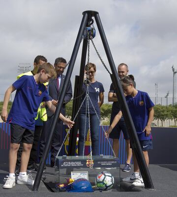 Iniesta y Deulofeu colocan la primera piedra del estadio Johan Cruyff