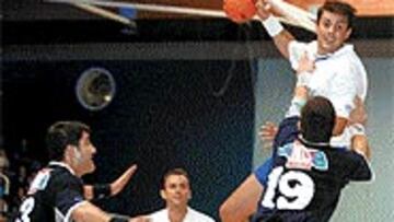 <B>INTIMIDAR.</B> El Alcobendas quiere al público cerca del equipo.