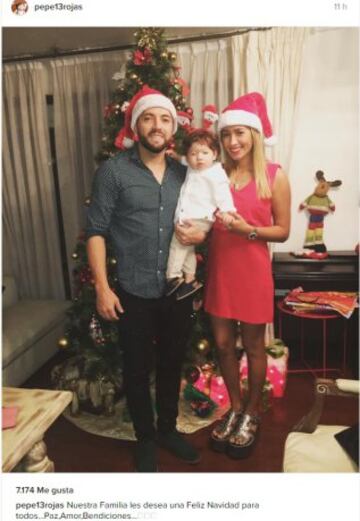 El ex capitán de la U también se sumó a los saludos junto a su mujer e hijo. 