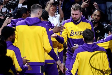 Luka Doncic saluda a sus compañeros de los Lakers tras el homenaje que le prepararon los Mavericks a su vuelta a Dallas.