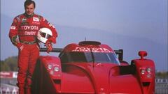 Carlos Sainz junto al Toyota de las 24 Horas de Le Mans de 1998.