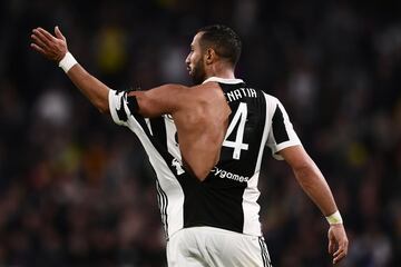 Chiellini es el jefe pero no es el único que defiende. Su principal compañero Bonucci, se marchó al Milan pero continúa con el veterano Barzagli, 37 años, el joven Rugani y el experimentado Benatia.