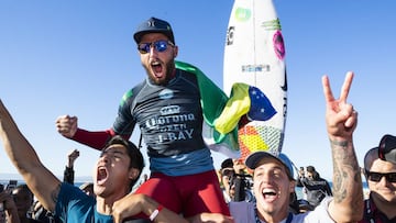 Filipe Toledo (BRA) sacado a hombros del agua como ganador del Corona Open J-Bay después de ganar en Supertubos, Jeffreys Bay, Sudáfrica.