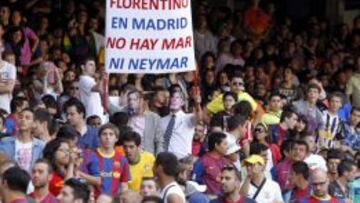 Hubo pancartas alusivas a Florentino en la grada durante la presentación de Neymar.