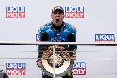 Raúl Fernández celebra con el trofeo en el escenario.