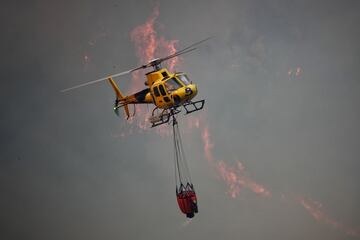 Bomberos de Asturias trabajan para extinguir las llamas en un incendio forestal en Toraño, Asturias (España). El Gobierno regional activó el pasado jueves por la noche  el Plan de Incendios Forestales del Principado de Asturias (INFOPA).