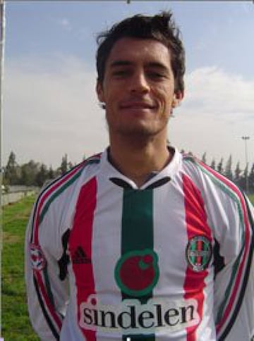 El ex zaguero se formó en la U y emigró a Colón de San Fe. Sin embargo, en su regresó a Chile se unió a Palestino en 2005. Su vuelta al cuadro azul solo se concretó en 2011. 