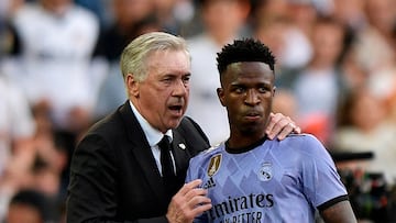 Soccer Football - LaLiga - Valencia v Real Madrid - Mestalla, Valencia, Spain - May 21, 2023 Real Madrid's Vinicius Junior is spoken to by coach Carlo Ancelotti REUTERS/Pablo Morano