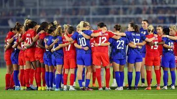 ORLANDO, FLORIDA - FEBRUARY 16: Team Canada and Team United States huddle up prior to the 2023 SheBelieves Cup match at Exploria Stadium on February 16, 2023 in Orlando, Florida.   Mike Ehrmann/Getty Images/AFP (Photo by Mike Ehrmann / GETTY IMAGES NORTH AMERICA / Getty Images via AFP)