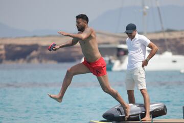 El jugador nacionalizado español y su mujer, la modelo y presentadora, aprovechan sus vacaciones disfrutando de las aguas ibicencas a bordo de un yate.