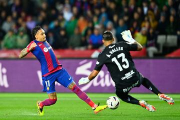 Pase filtrado de Sergi Roberto a Raphinha que se va solo, ?lvaro Valles va a al suelo y derriba al delantero azulgrana.