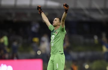 Agustín Marchesín celebrando el triunfo del América 6-1 Pumas en la vuelta de las semifinales del Apertura 2018 de la Liga MX en la cancha del Estadio Azteca.