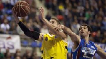 El escolta del C.B. Canarias, Nicolas Richotti (i) trata de encestar ante la oposici&oacute;n del alero del Obradoiro Blusens Monbus, Alberto Corbacho, durante el partido correspondiente a la vig&eacute;sima segunda jornada de la liga ACB de baloncesto disputado en el pabell&oacute;n Santiago Mart&iacute;n de La Laguna (Tenerife). 