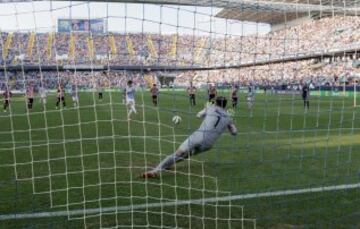 Gol 1-0 Adivinó el lanzamiento Iraizoz pero el rechace le salió al centro y Luis Alberto solo tuvo que empujarla. Primer gol de la Liga BBVA.